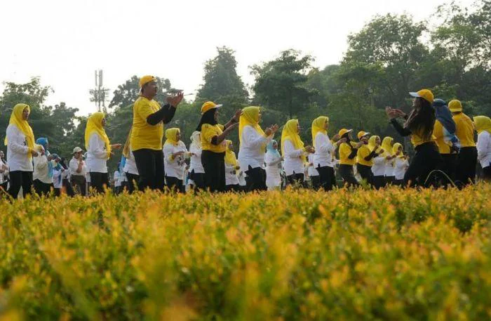 Wali Kota Jakarta Barat Iin Mutmainnah bersama ASN dan Kader PKK Ikut 'Senam Ibu Bisa' di Halaman Kantor Wali Kota Jakbar, Jumat(8/5/2026).
