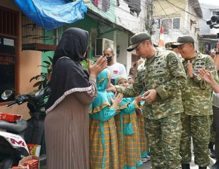 Resmikan Jembatan Garuda, Pangdam Jaya Letjen TNI Deddy Suryadi Tinjau Hasil Gentengisasi di Kel. Pademangan, Jakarta Utara. Jumat (8/5/2026).