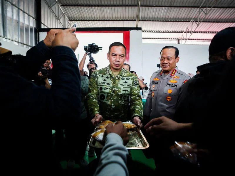Pangdam Jaya Letjen TNI Deddy Suryadi dan Kapolda Metro Jaya Komjen Pol Asep Edi Suheri Hadiri Peresmian KDKMP di Meruya Selatan, Kecamatan Kembangan, Jakarta Barat, pada Sabtu (16/5/2026).