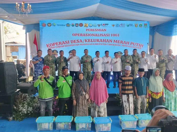 Kasdam Jaya Mayjen TNI Putra Widyawinaya Didampingi Danrem 052/Wkr Brigjen TNI Faizal Rizal Hadiri Peresmian KDKMP secara Daring di KDMP Desa Ciakar, Kecamatan Panongan, Kabupaten Tangerang, Sabtu (16/5/2026).