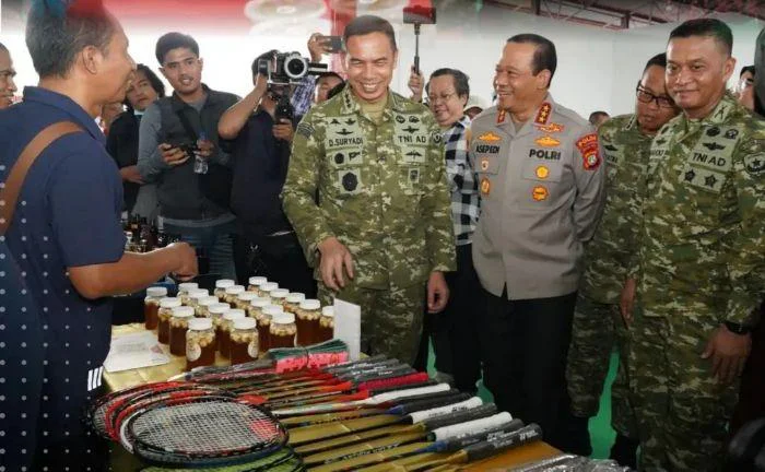 Presiden Prabowo Resmikan 1.061 Koperasi Merah Putih, Pangdam Jaya Pangdam Jaya/Jayakarta Letjen TNI Deddy Suryadi, dan Dandim 0503/JB Letkol Inf Saputra Hakki hadiri Peluncuran di Meruya Selatan