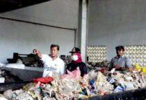 Wali Kota Jakarta Barat Iin Mutmainnah turun ke lapangan, tinjau tiga lokasi kerja bakti dan budidaya maggot di Kecamatan Kembangan, Minggu (17/5/2026).