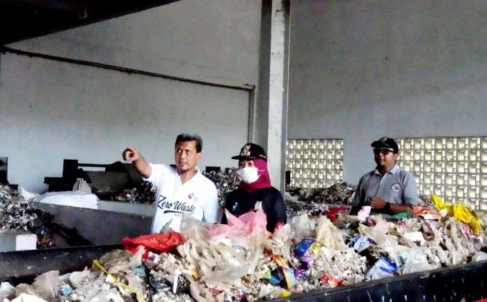 Wali Kota Jakarta Barat Iin Mutmainnah turun ke lapangan, tinjau tiga lokasi kerja bakti dan budidaya maggot di Kecamatan Kembangan, Minggu (17/5/2026).
