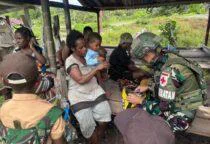 Personel TNI dari Satgas Pamtas Kewilayahan Yonif 521/DY melaksanakan kegiatan Peduli Kasih Berikan Pelayanan Kesehatan Gratis di Distrik Benawa, Kabupaten Yalimo, Papua Pegunungan