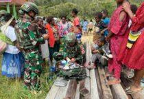 Satgas Yonif 711/Raksatama komitmen nyata dalam mengatasi kesulitan masyarakat di wilayah pedalaman Papua, Pastikan Warga Paniai sehat, Bagikan Obat dan Vitamin