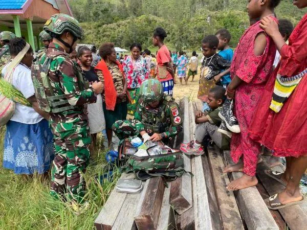 Satgas Yonif 711/Raksatama komitmen nyata dalam mengatasi kesulitan masyarakat di wilayah pedalaman Papua, Pastikan Warga Paniai sehat, Bagikan Obat dan Vitamin