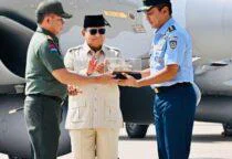 ​Panglima TNI Jenderal TNI Agus Subiyanto mendampingi Presiden Republik Indonesia Prabowo Subianto dalam acara penyerahan alutsista baru TNI Angkatan Udara (AU) di Lanud Halim Perdanakusuma, Jakarta, Senin (18/5/2026). Acara