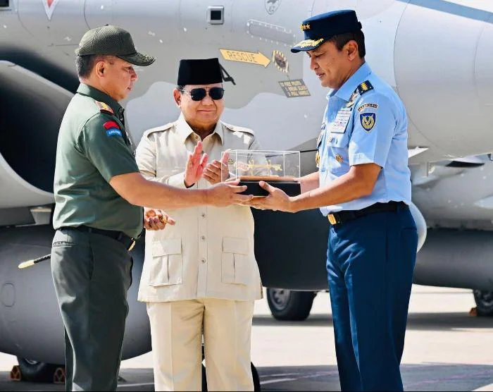 ​Panglima TNI Jenderal TNI Agus Subiyanto mendampingi Presiden Republik Indonesia Prabowo Subianto dalam acara penyerahan alutsista baru TNI Angkatan Udara (AU) di Lanud Halim Perdanakusuma, Jakarta, Senin (18/5/2026). Acara