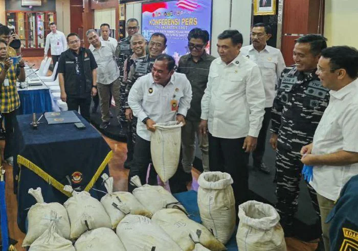 Jaga Maritim, TNI AL dan Intelijen Gagalkan Distribusi Pasir Timah Ilegal Kodaeral I, III, dan IV, serta BAIS TNI, mereka berhasil menggagalkan distribusi ilegal pasir timah di kawasan Pantai Indah Kapuk (PIK) 2, Jakarta Utara, pada awal Mei 2026.