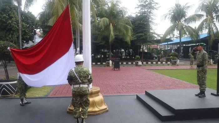 Peringati Harkitnas ke-118, Korem 051/Wijayakarta Gelar Upacara selaku Inspektur Upacara, Kasilog Korem 051/Wkt Kolonel Inf Mustofa Akbar Mahfudz