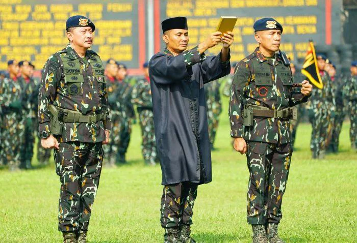 Teknisi KBRN Utama Tk. I Korbrimob Irjen Pol. Rudy Harianto Hadiri Sertijab PJU Polda Jabar dan Pelantikan Jabatan Kapolrestabes Bandung, di Mako Satuan Brimob Polda Jabar, Kecamatan Jatinangor, Kabupaten Sumedang, Rabu (20/5/2026).