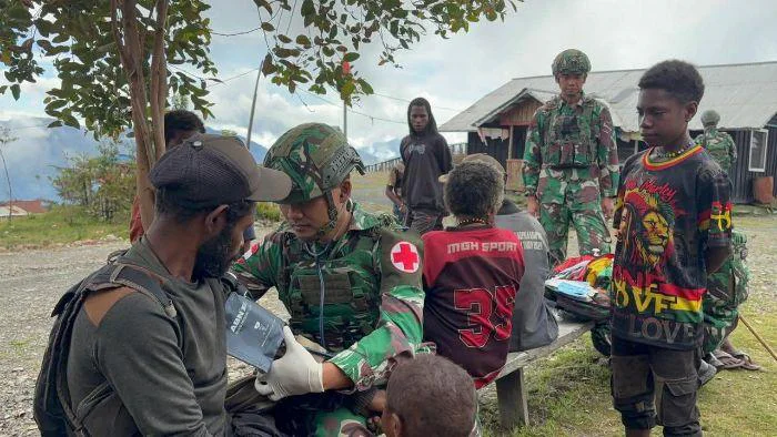 Pelayanan Kesehatan TNI untuk Masyarakat Puncak Jaya Dipimpin Danpos Nume Kapten Inf Akhmad Sultoni Yahya kepada masyarakat Distrik Nume, Kabupaten Puncak Jaya, Sabtu (18/05/2026).
