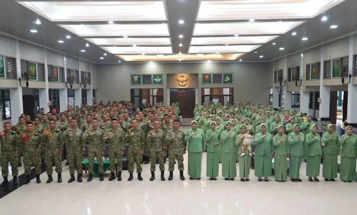 Jam Komandan, Dandenpal Divif 1 Kostrad Tekankan Disiplin dan Cegah Pelanggaran, kegiatan Jam Komandan bagi seluruh prajurit dan Persit Denpal Divif 1 Kostrad di Aula Madivif 1 Kostrad, Cilodong, Rabu (20/05/2026).