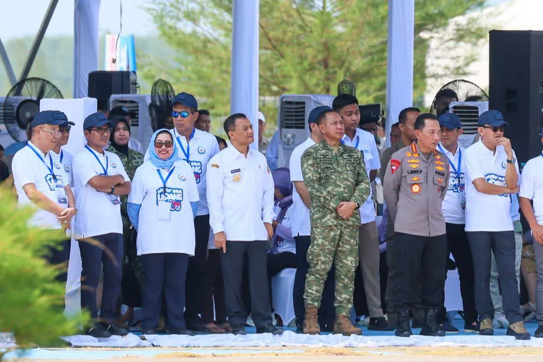 Panglima TNI Jenderal TNI Agus Subiyanto mendampingi Presiden RI Prabowo Subianto Panen Raya Udang di kawasan Budi Daya Udang Berbasis Kawasan (BUBK) Kebumen, Jawa Tengah, Sabtu (23/5/2026).