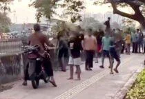 Aksi Berani 'Bocil' Adang Pemotor melintas di atas trotoar Jalan Daan Mogot, Jakarta Barat, mendadak viral di media sosial, Dishub DKI Beri Apresiasi dan sangat membahayakan keselamatan, baik bagi pejalan kaki maupun bagi si pengendara itu sendiri.