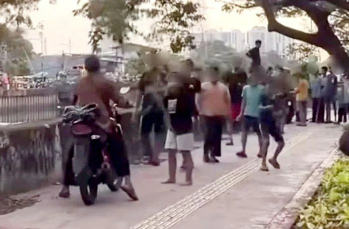 Aksi Berani 'Bocil' Adang Pemotor melintas di atas trotoar Jalan Daan Mogot, Jakarta Barat, mendadak viral di media sosial, Dishub DKI Beri Apresiasi dan sangat membahayakan keselamatan, baik bagi pejalan kaki maupun bagi si pengendara itu sendiri.
