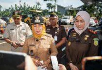 Apresiasi Kejari Jakbar, Wali Kota DKI Jakarta Barat Iin Mutmainnah dan Kepala Kejaksaan Negeri Jakarta Barat, Nurul Wahida Rifal, Hadiri Pemusnahan Barbuk Narkotika hingga Rokok Ilegal, Selasa (26/5/2026). Kegiatan pemusnahan ini berlangsung khidmat di halaman Gedung Pemulihan Aset dan Pengelolaan Barang Bukti Kejari Jakarta Barat.