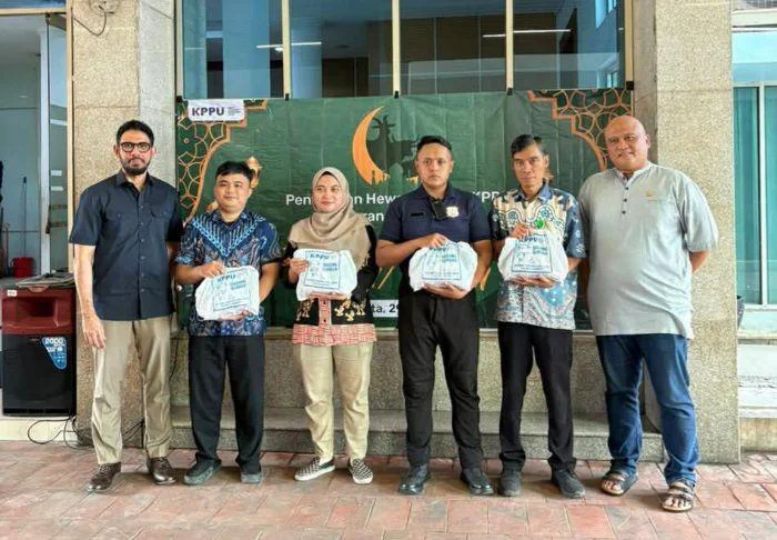 KPPU Salurkan Daging Qurban kepada Pegawai Pendukung dan Masyarakat Sekitar, dua RPH yaitu RPH Cakung dan RPH Pulogadung, Jumat, 29 Mei 2026, dengan daging kurban disalurkan kepada pegawai pendukung operasional KPPU serta masyarakat di sekitar lingkungan kantor.