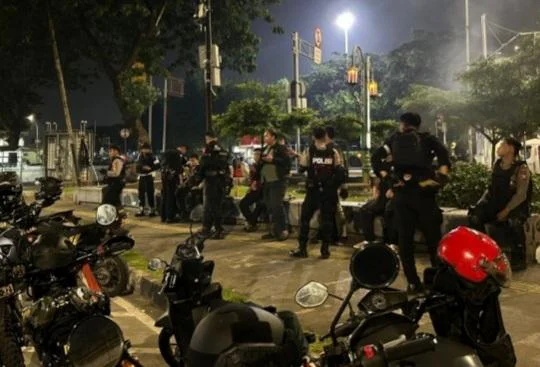 Brimob Polda Metro Amankan Remaja dan Sajam Pascatawuran di Penggilingan di kawasan Jalan Pisangan, Penggilingan, Cakung, Jakarta Timur, Jumat (22/5/2026) dini hari.