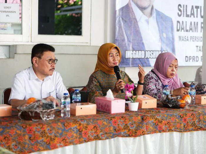 Wali Kota Jakarta Barat Iin Mutmainnah menghadiri silaturahmi dan dialog di Reses Ketua Komisi A DPRD DKI Jakarta, Inggard Joshua, di Sekretariat RW 019, Jalan Keharmonisan 5, Kelurahan Pegadungan, Kecamatan Kalideres, Jakarta Barat, Sabtu (6/6/2026).