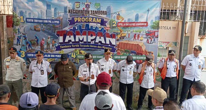Program Tampan, Camat Tambora, Aji Pengestu Swandhanu, dan melibatkan unsur kelurahan, Satpol PP, Gulkarmat, Perhubungan, TNI-Polri, Puskesmas, serta elemen masyarakat, Pimpin Apel di Kelurahan Tambora