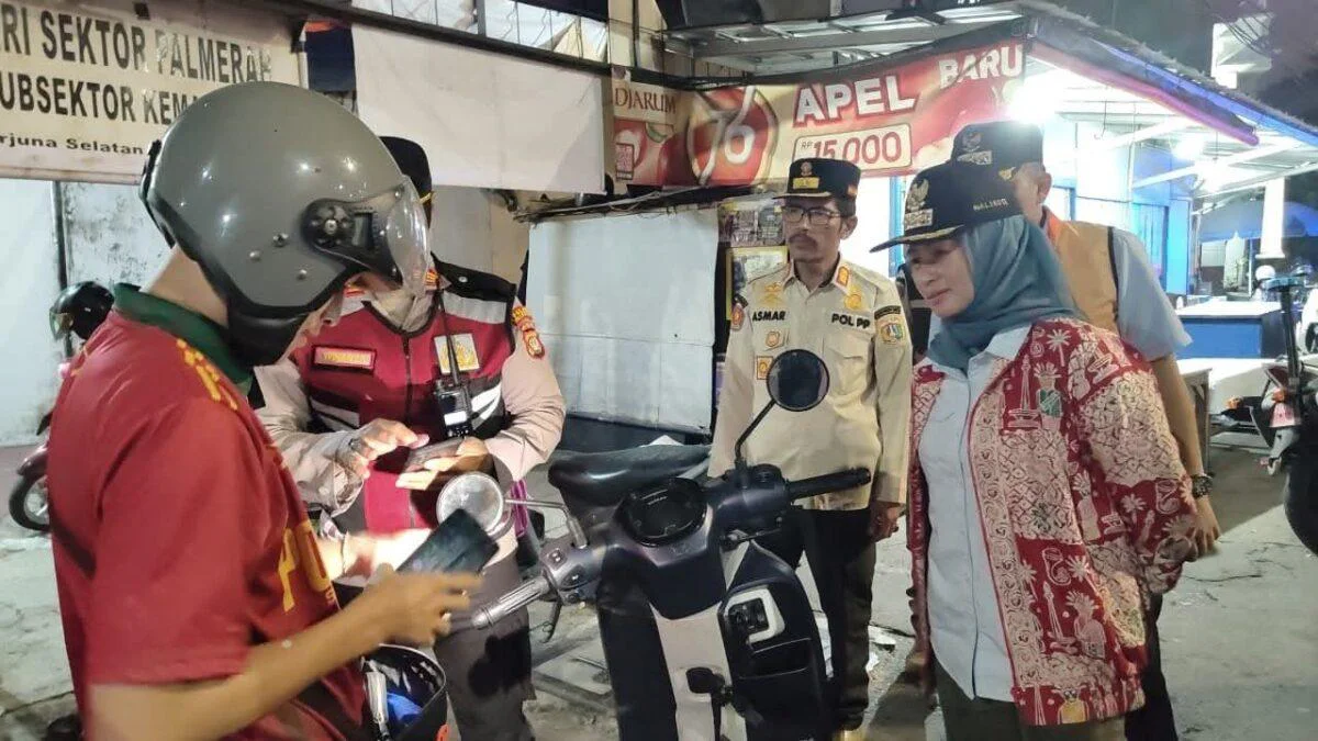 Patroli Cipkon Jakbar, Wali Kota Jakarta Barat Iin Mutmainnah bersama empat pilar menggelar patroli Cipta Kondisi (Cipkon) pada Minggu (7/6/2026) dini hari. Komitmen Ciptakan Lingkungan Aman