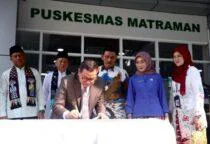 Pemprov Resmikan Puskesmas Kecamatan Matraman Setara RS Tipe D, Gubernur DKI Jakarta Pramono Anung penandatanganan prasasti berlokasi di Kelurahan Utan Kayu Selatan, Jakarta Timur, pada Jumat (5/6/2026). 