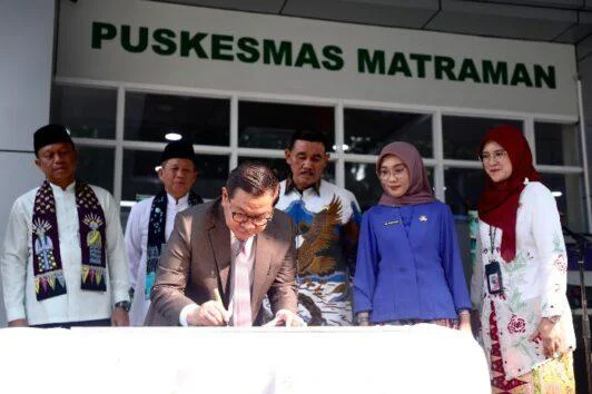 Pemprov Resmikan Puskesmas Kecamatan Matraman Setara RS Tipe D, Gubernur DKI Jakarta Pramono Anung penandatanganan prasasti berlokasi di Kelurahan Utan Kayu Selatan, Jakarta Timur, pada Jumat (5/6/2026). 