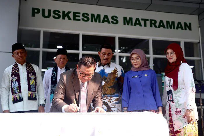 Pemprov Resmikan Puskesmas Kecamatan Matraman Setara RS Tipe D, Gubernur DKI Jakarta Pramono Anung penandatanganan prasasti berlokasi di Kelurahan Utan Kayu Selatan, Jakarta Timur, pada Jumat (5/6/2026). 