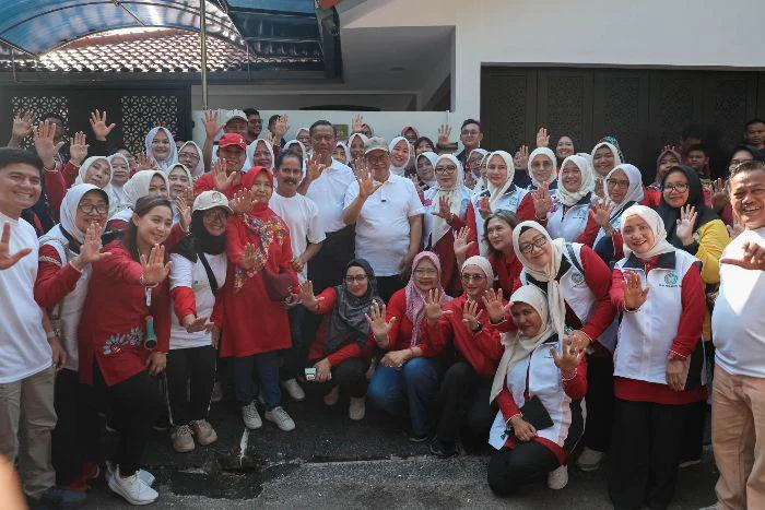 Wujudkan Jakarta Zero Waste, Gubernur DKI Jakarta Pramono Anung Jadikan Inisiatif Biopori Jumbo Pondok Kelapa sebagai Role Model, di RW 014, Pondok Kelapa, Duren Sawit, Jakarta Timur, pada Minggu (7/6/2026).