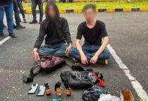 Bawa Bom Molotov ke Aksi DPR, Polda Metro Jaya: dua pria berinisial R dan ANH Bukan Mahasiswa Resmi Jadi Tersangka, barang bukti berupa tiga unit botol berisi cairan berbahaya yang dilengkapi sumbu pada ujungnya di dalam tas ransel milik pelaku.