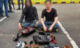 Bawa Bom Molotov ke Aksi DPR, Polda Metro Jaya: dua pria berinisial R dan ANH Bukan Mahasiswa Resmi Jadi Tersangka, barang bukti berupa tiga unit botol berisi cairan berbahaya yang dilengkapi sumbu pada ujungnya di dalam tas ransel milik pelaku.