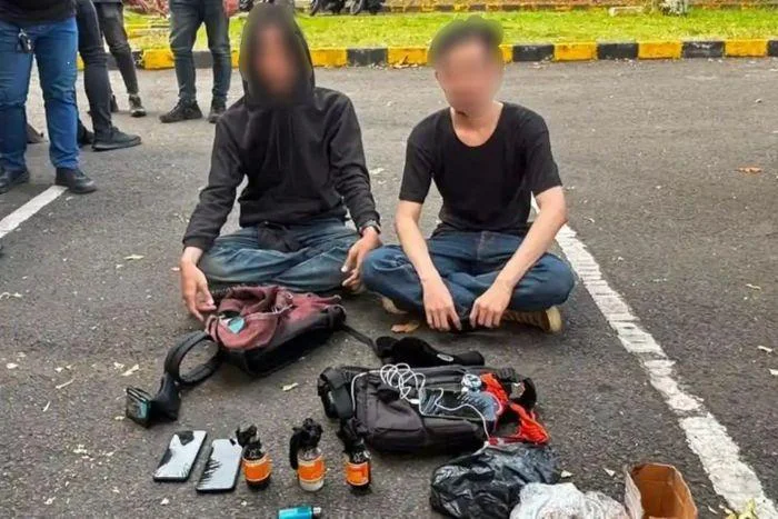 Bawa Bom Molotov ke Aksi DPR, Polda Metro Jaya: dua pria berinisial R dan ANH Bukan Mahasiswa Resmi Jadi Tersangka, barang bukti berupa tiga unit botol berisi cairan berbahaya yang dilengkapi sumbu pada ujungnya di dalam tas ransel milik pelaku.