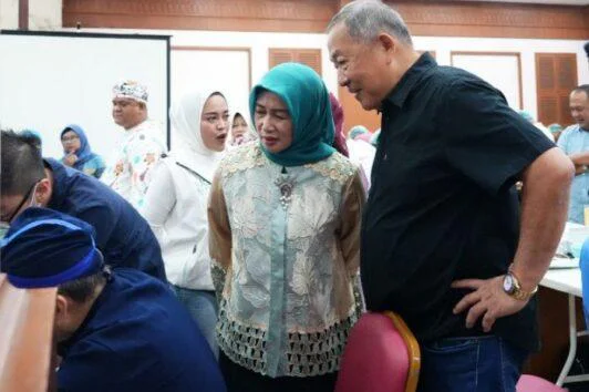 Wali Kota Jakarta Barat Iin Mutmainnah menijau Baksos Sunatan Massal Kolaborasi Pemkot Jakbar Bersama HBT dan ERHA di Ruang Ali Sadikin dan Aula Masjid Assahara, Kantor Wali Kota, Sabtu (27/6/2026).