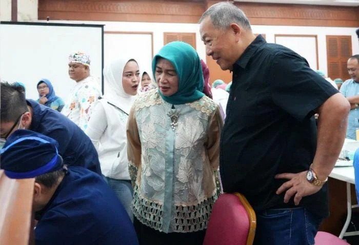 Wali Kota Jakarta Barat Iin Mutmainnah menijau Baksos Sunatan Massal Kolaborasi Pemkot Jakbar Bersama HBT dan ERHA di Ruang Ali Sadikin dan Aula Masjid Assahara, Kantor Wali Kota, Sabtu (27/6/2026).
