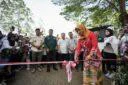 Wali Kota Jakarta Barat Iin Mutmainnah potong pita peresmian Taman Kosambi. Peresmian taman hasil revitalisasi oleh Suku Dinas Pertamanan dan Hutan Kota Jakarta Barat ini menjadi bagian dari upaya pemerintah menghadirkan ruang terbuka hijau yang nyaman, aman, dan ramah bagi masyarakat.