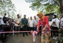 Wali Kota Jakarta Barat Iin Mutmainnah potong pita peresmian Taman Kosambi. Peresmian taman hasil revitalisasi oleh Suku Dinas Pertamanan dan Hutan Kota Jakarta Barat ini menjadi bagian dari upaya pemerintah menghadirkan ruang terbuka hijau yang nyaman, aman, dan ramah bagi masyarakat.