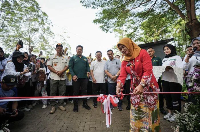 Wali Kota Jakarta Barat Iin Mutmainnah potong pita peresmian Taman Kosambi. Peresmian taman hasil revitalisasi oleh Suku Dinas Pertamanan dan Hutan Kota Jakarta Barat ini menjadi bagian dari upaya pemerintah menghadirkan ruang terbuka hijau yang nyaman, aman, dan ramah bagi masyarakat.