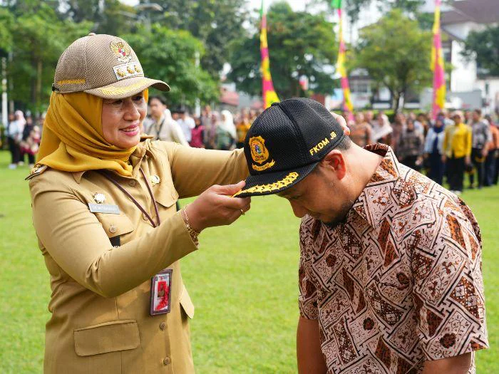 Upacara Hari lahir Pancasila 2026, Wali Kota Jakarta Barat Iin Mutmainnah Apresiasi kehadiran FKDM dari delapan Kecamatan di Halaman Kantor Wali Kota Jakarta Barat, Senin (1/6/2026).