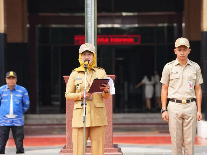 Wali Kota Jakarta Barat Iin Mutmainnah pimpin upacara Hari Lahir Pancasila 2026, digelar di halaman Kantor Wali Kota Jakarta Barat, Senin (1/6/2026). tema "Pancasila Pemersatu Bangsa, Fondasi Perdamaian Dunia".