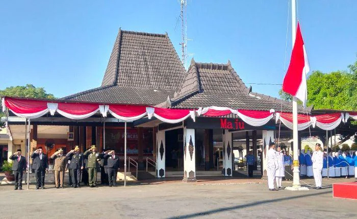 Dandim 0728/Wonogiri Letkol (Inf) Rodricho Ivan Pattihahuan Beserta Jajaran Forkopoimda Ikuti Upacara Hari Lahir Pancasila 2026, digelar di Pendopo Rumah Dinas Bupati Wonogiri, Senin, (1/6/2026). 