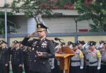 Peringati Hari Lahir Pancasila 2026, Polres Metro Jakarta Barat Gelar Upacara Bendera, Kapolres Metro Jakarta Barat Kombes Pol Twedi Aditya Bennyahdi, bertindak sebagai inspektur upacara.