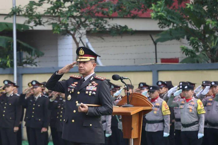 Peringati Hari Lahir Pancasila 2026, Polres Metro Jakarta Barat Gelar Upacara Bendera, Kapolres Metro Jakarta Barat Kombes Pol Twedi Aditya Bennyahdi, bertindak sebagai inspektur upacara.