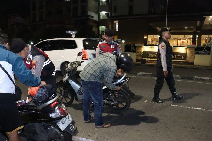 Antisipasi Curas, Curat dan Curanmor, Polres Metro Jakarta Barat kembali menggelar KRYD. Kegiatan berupa razia kejahatan jalanan dan patroli mobile ini dilaksanakan pada Rabu dini hari (3/6/2026).