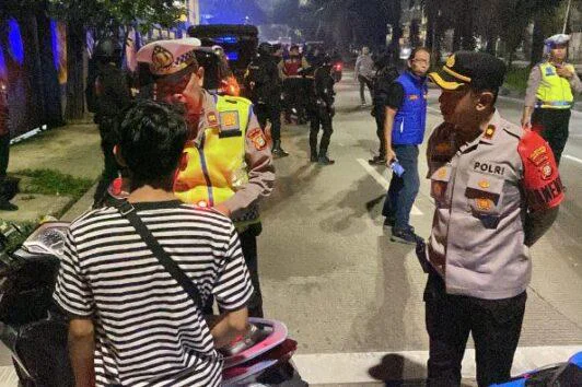 Patroli Gabungan Polres Jakbar Amankan Pemuda Membawa Sajam Jenis Golok Saat Razia Jumat dini hari (5/6/2026). Langkah ini diambil demi menjaga situasi keamanan dan ketertiban masyarakat (kamtibmas) agar tetap kondusif.