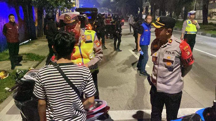 Patroli Gabungan Polres Jakbar Amankan Pemuda Membawa Sajam Jenis Golok Saat Razia Jumat dini hari (5/6/2026). Langkah ini diambil demi menjaga situasi keamanan dan ketertiban masyarakat (kamtibmas) agar tetap kondusif.