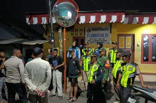 Patroli Komduk Sisir Wilayah Cipayung, Babinsa Koramil 07/Cipayung bersama Unsur Komduk menggelar patroli keliling di wilayah Kecamatan Cipayung Jakarta Timur Ajak Warga Bersatu Cegah Tawuran dan Kenakalan Remaja