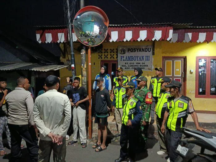 Patroli Komduk Sisir Wilayah Cipayung, Babinsa Koramil 07/Cipayung bersama Unsur Komduk menggelar patroli keliling di wilayah Kecamatan Cipayung Jakarta Timur Ajak Warga Bersatu Cegah Tawuran dan Kenakalan Remaja