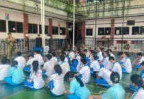 Babinsa Ciputat Latih PBB dan Wawasan Kebangsaan Pelajar SMP Erenos, Kelurahan Serua, Kecamatan Ciputat, Kota Tangerang Selatan, Jumat (5/6/2026). Kegiatan berlangsung mulai pukul 08.00 hingga 10.00 WIB di lapangan sekolah setempat.
