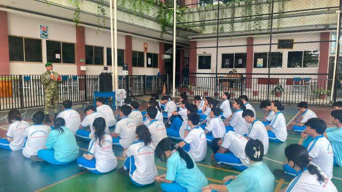 Babinsa Ciputat Latih PBB dan Wawasan Kebangsaan Pelajar SMP Erenos, Kelurahan Serua, Kecamatan Ciputat, Kota Tangerang Selatan, Jumat (5/6/2026). Kegiatan berlangsung mulai pukul 08.00 hingga 10.00 WIB di lapangan sekolah setempat.